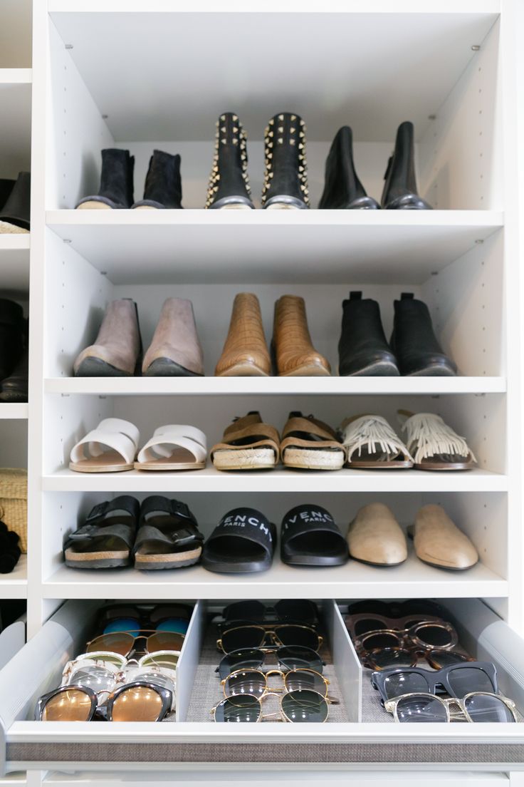 Как хранить обувь в гардеробной?